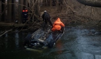 В Ялге водитель погиб при падении автомобиля с моста в реку
