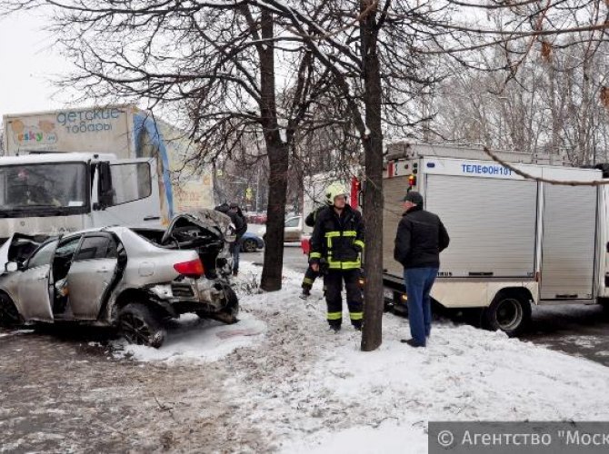 В Москве в ДТП с грузовиком погиб человек (2).jpg