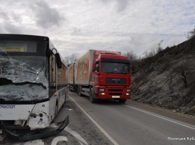 В ДТП с автобусом на Кубани один человек погиб и семь пострадали (4).jpg