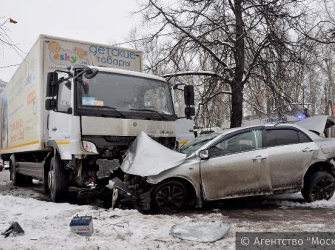 В Москве в ДТП с грузовиком погиб человек (3).jpg