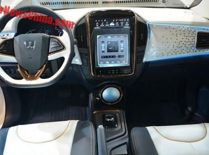 В Сеть выложили официальные фото новейшего седана Luxgen 3 (4).jpg