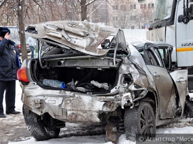 В Москве в ДТП с грузовиком погиб человек (5).jpg