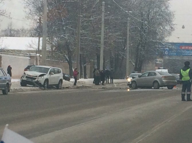 ДТП с участием трех машин на проспекте Обуховской обороны (1).jpg