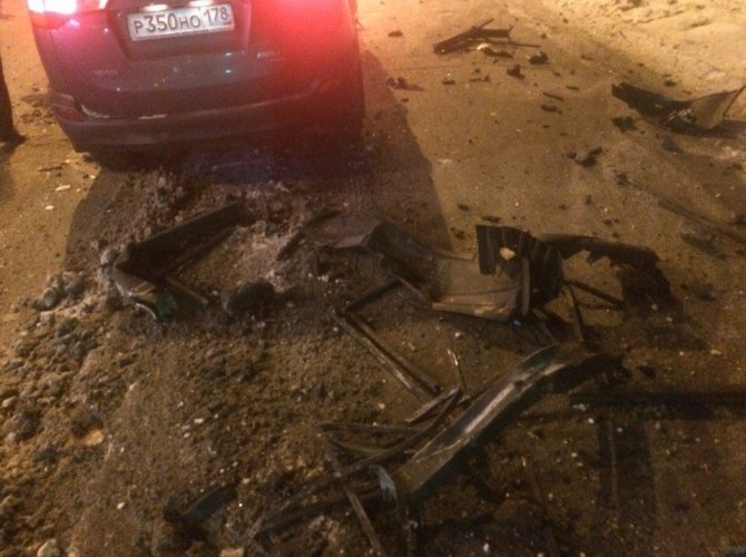 На проспекте Обуховской Обороны пассажирке авто дорожное ограждение повредило голову (1).jpg