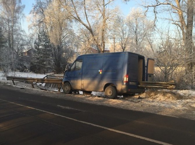 В Пушкине отбойник проткнул фургон 2.jpg