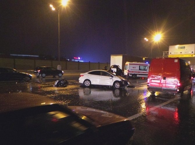 Причиной массового ДТП на МКАД является водитель, которому стало плохо.jpg
