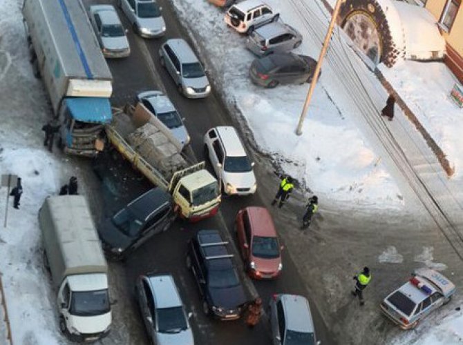 В Новосибирске фура с отказавшими тормозами протаранила 12 автомобилей (4).jpg