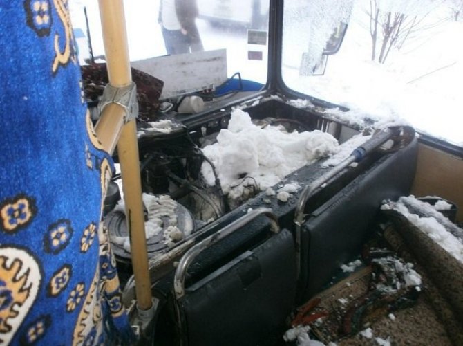 Водитель ПАЗа тушил загоревшийся автобус, у которого заклинило двери