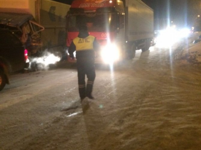 В Новосибирске фура с отказавшими тормозами протаранила 12 автомобилей (3).jpg