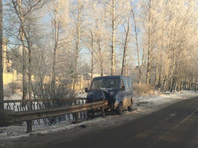 В Пушкине отбойник проткнул фургон 1.jpg