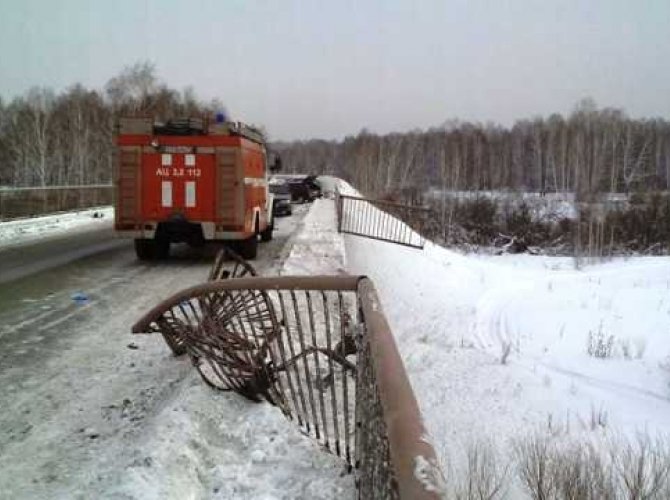 Фура с молоком упала с моста под Челябинском после столкновения с ВАЗом (3).jpg