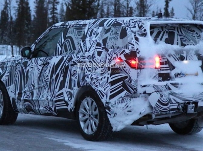 Land Rover Discovery заснят на зимних тестах (1).jpg