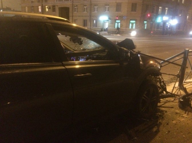 На проспекте Обуховской Обороны пассажирке авто дорожное ограждение повредило голову (4).jpg