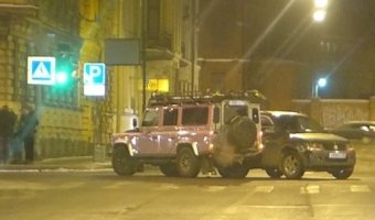 Land Rover с номером 888 врезался в Suzuki с номером 898 на улице Радищева