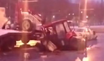 В Москве при столкновении трактора и легковушки погиб человек