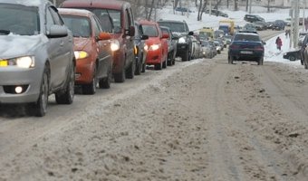 В Москве на переходе сбили беременную женщину и ребенка