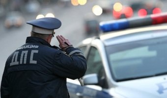 Москвичка с наркотиками прокатила на капоте полицейского