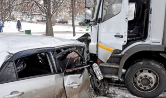 В Москве в ДТП с грузовиком погиб человек