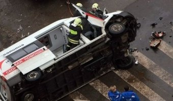 В Москве такси протаранило и перевернуло "Скорую помощь"