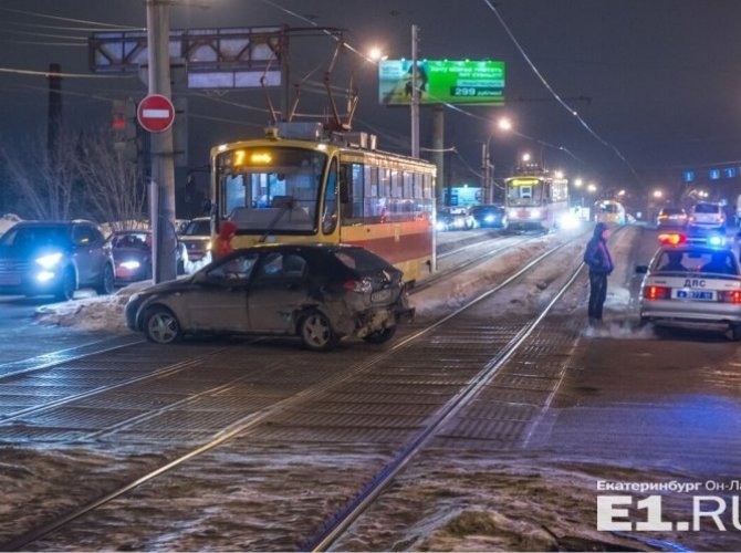В Екатеринбурге после массового ДТП водитель фуры пытался скрыться (1).jpg