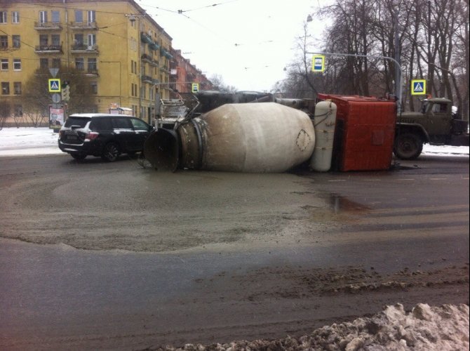В Петербурге перевернулась бетономешалка (1).jpg