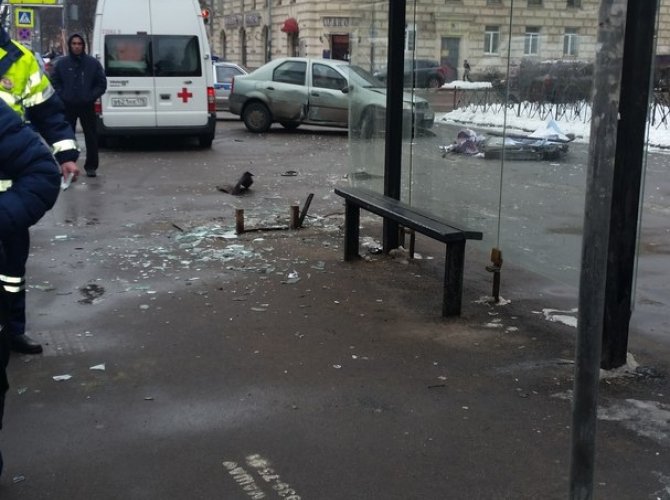 На Стачек в Петербурге легковушка снесла остановку с женщиной (3).jpg