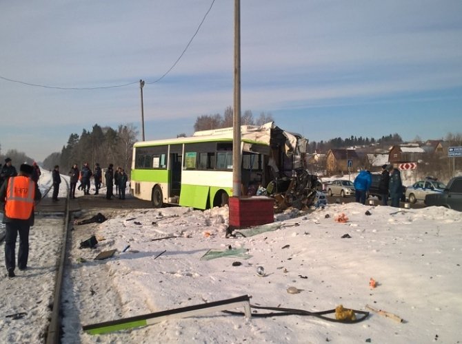 Под Ижевском при столкновении автобуса и поезда погибла кондуктор (2).jpg