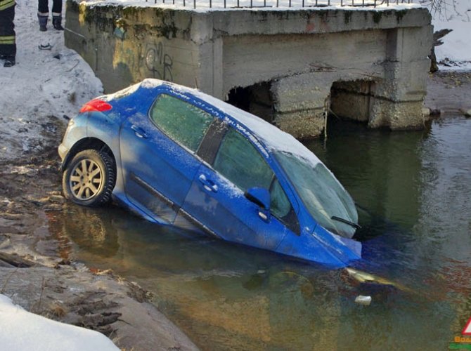 В Петербурге машина упала в реку Мурзинку (4).jpg