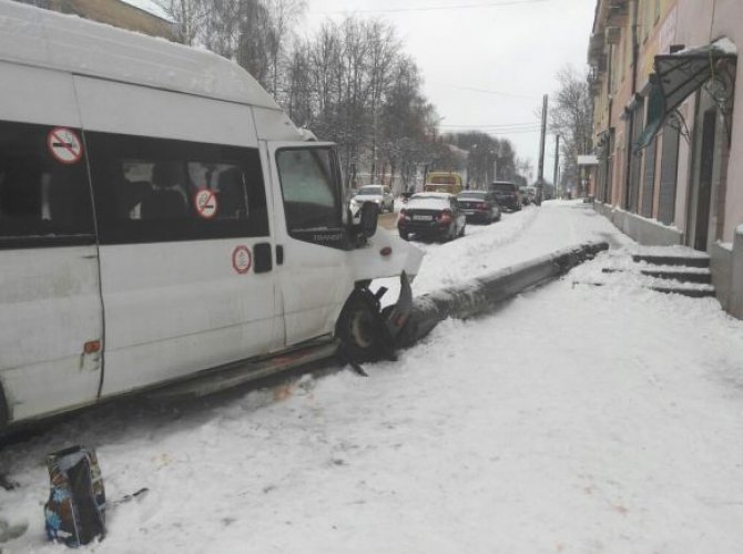 В Смоленске после ДТП маршрутка врезалась в столб (2).jpg