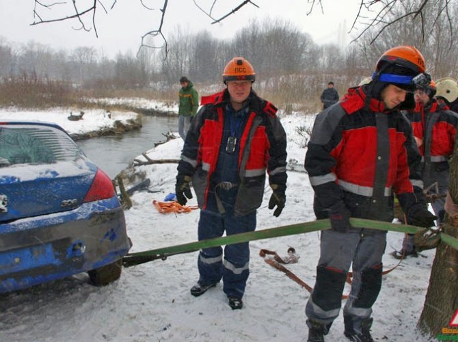В Петербурге машина упала в реку Мурзинку (1).jpg