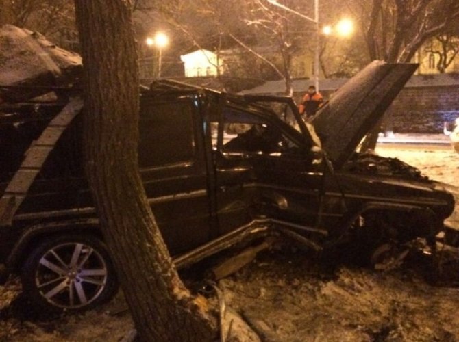 В Ставрополе внедорожник врезался в дерево двое погибли (2).jpg