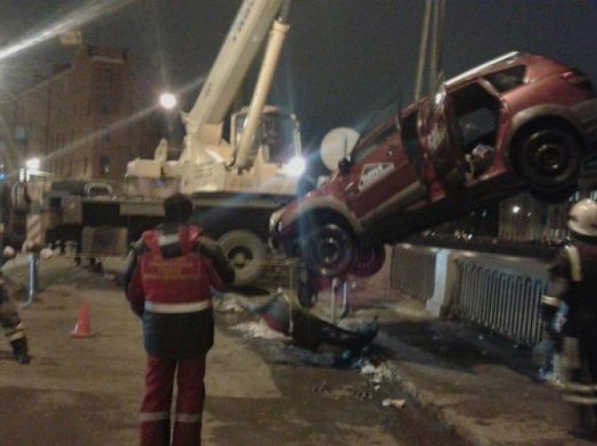 В Фонтанку снова упал автомобиль (3).jpg