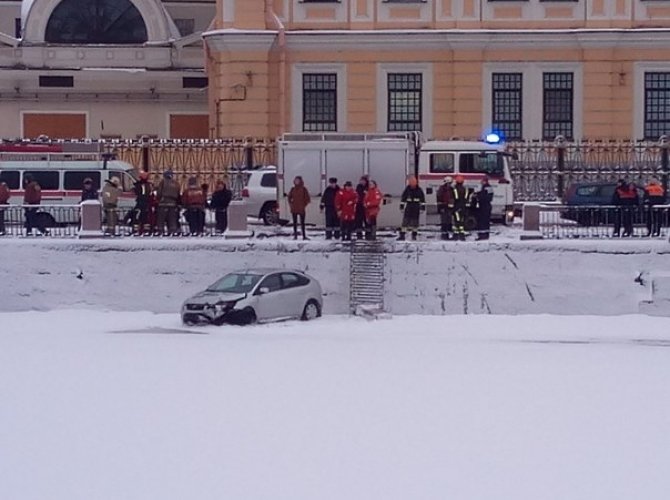 В Фонтанку упал автомобиль (4).jpg
