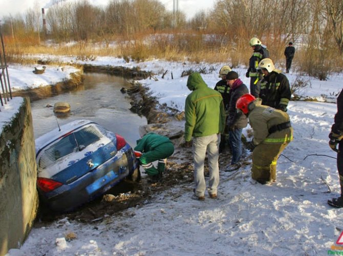 В Петербурге машина упала в реку Мурзинку (8).jpg
