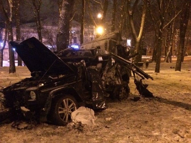 В Ставрополе внедорожник врезался в дерево двое погибли (3).jpg