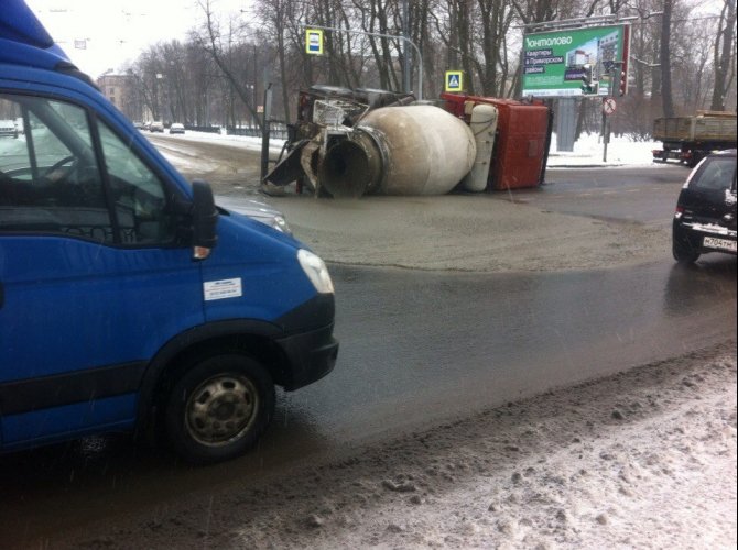 В Петербурге перевернулась бетономешалка (7).jpg