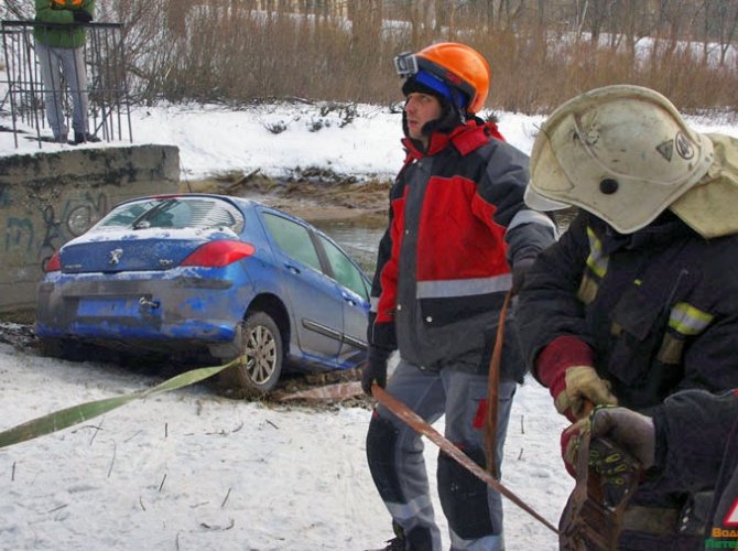 В Петербурге машина упала в реку Мурзинку (5).jpg