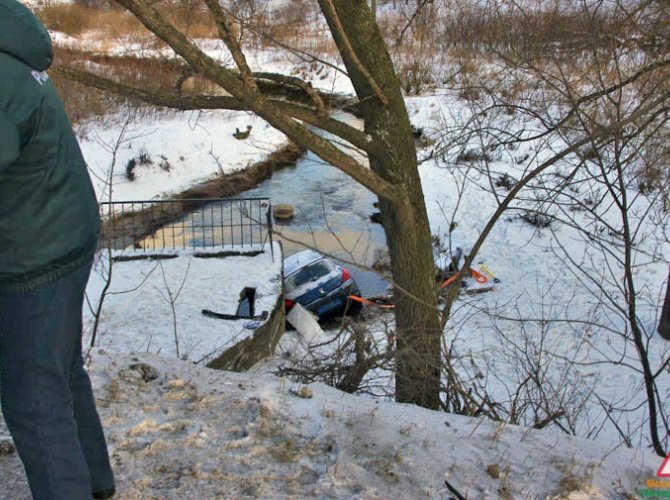 В Петербурге машина упала в реку Мурзинку (3).jpg
