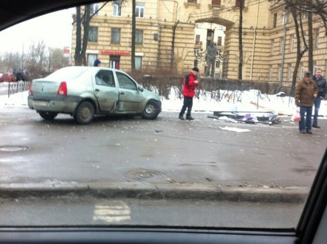 На Стачек в Петербурге легковушка снесла остановку с женщиной (7).jpg