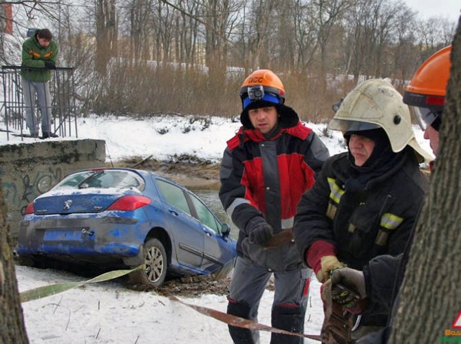 В Петербурге машина упала в реку Мурзинку (10).jpg