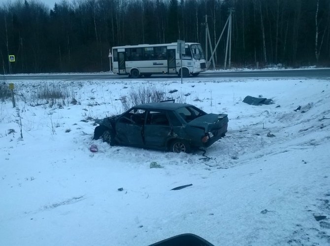 В Тосненском районе столкнулись легковушка и грузовик (1).jpg