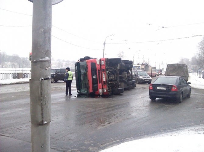 В Петербурге перевернулась бетономешалка (5).jpg