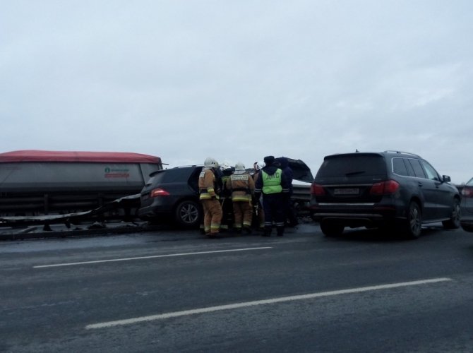 На КАД Mercedes разбился об отбойник (4).jpg