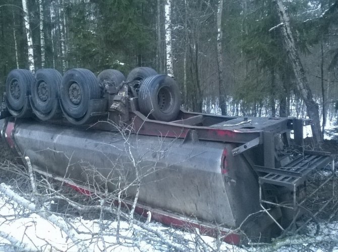 В Тосненском районе столкнулись легковушка и грузовик (3).jpg