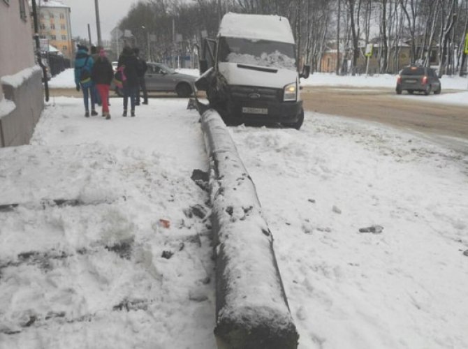 В Смоленске после ДТП маршрутка врезалась в столб (1).jpg