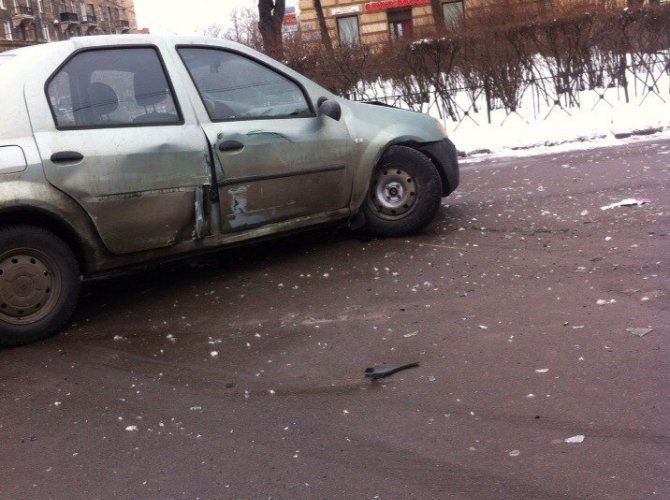 На Стачек в Петербурге легковушка снесла остановку с женщиной (5).jpg