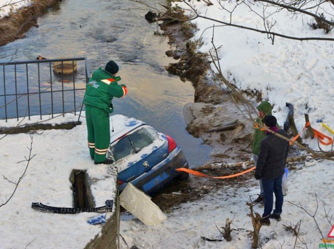 В Петербурге машина упала в реку Мурзинку (7).jpg