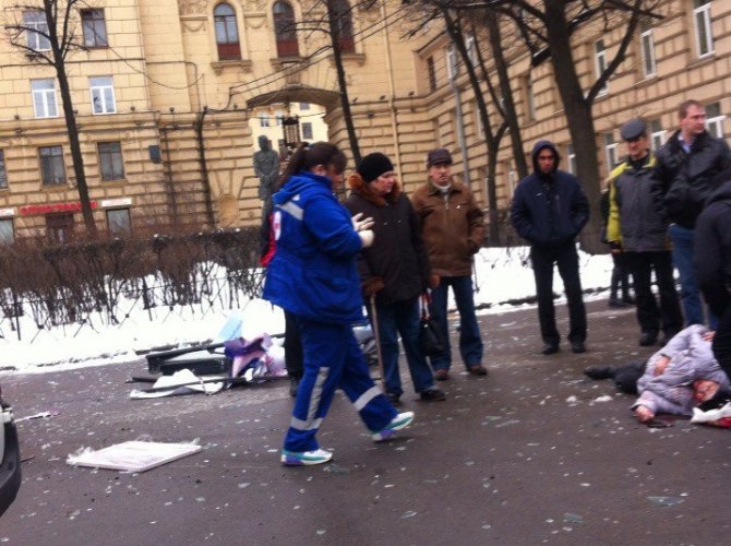 На Стачек в Петербурге легковушка снесла остановку с женщиной (4).jpg
