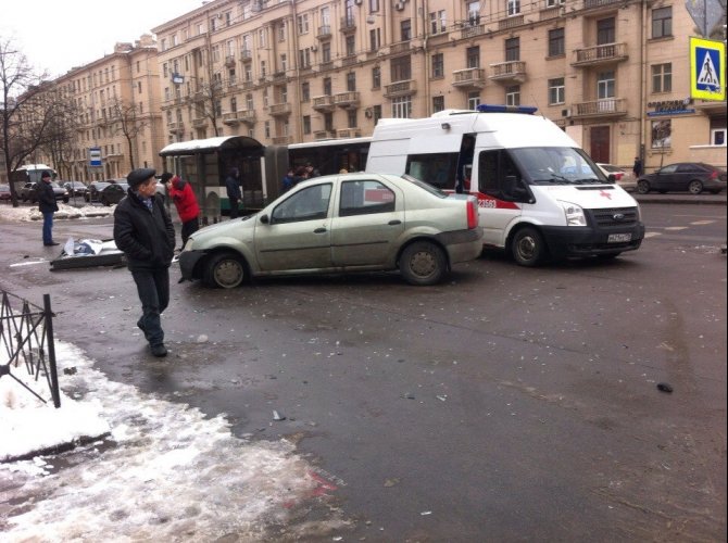 На Стачек в Петербурге легковушка снесла остановку с женщиной (8).jpg