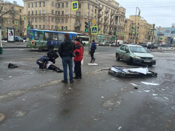 На Стачек в Петербурге легковушка снесла остановку с женщиной (1).jpg